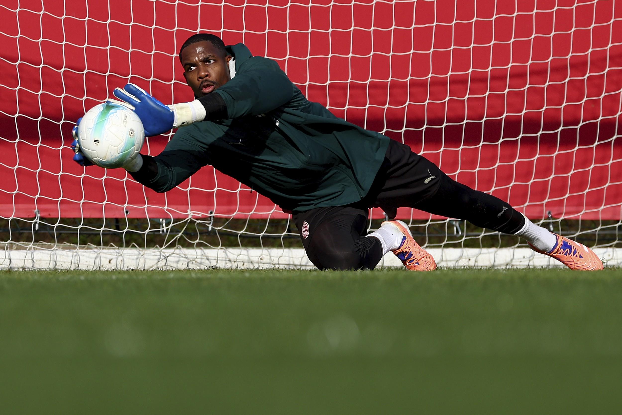 米兰要求他, 而是留在门, 次降至